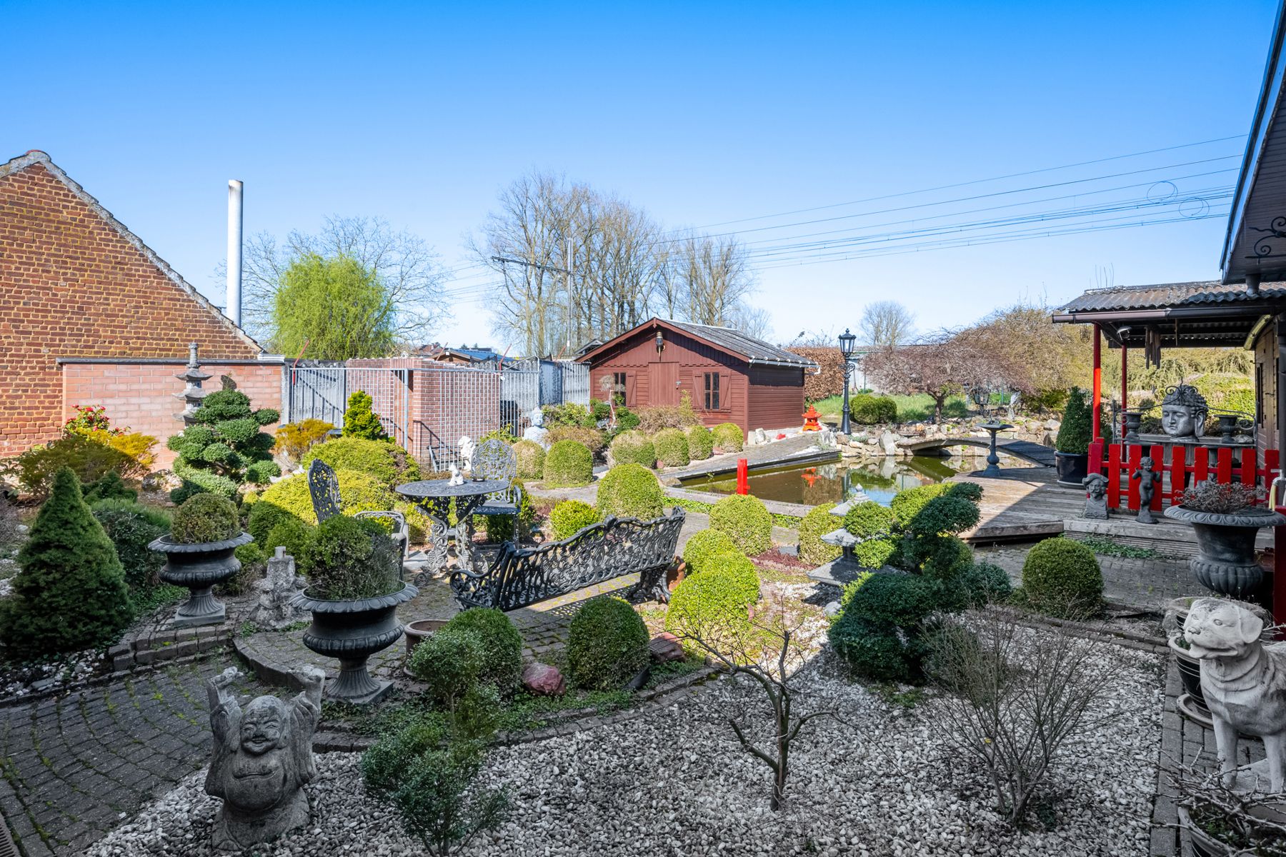 Charmante bungalow met aangelegde tuin en vijver foto 22