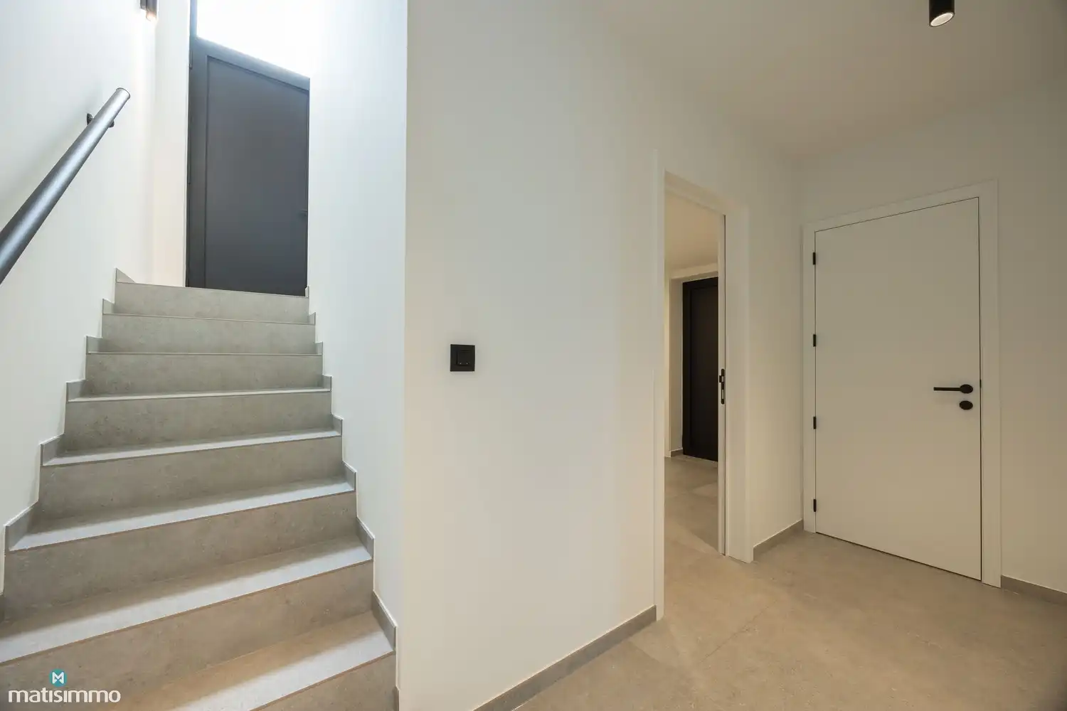 HOOGWAARDIG AFGEWERKTE NIEUWBOUWWONING MET DRIE SLAAPKAMERS EN TUIN (INCLUSIEF TUINONDERHOUD) TE RIEMST foto 3
