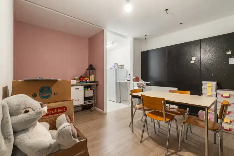 Roeselare-stadskern. Uitstekend gelegen handelspand voor winkel | praktijk | kantoor met 120m2 ruimte + aanpalende garage. Instapklaar en vernieuwd. foto 8