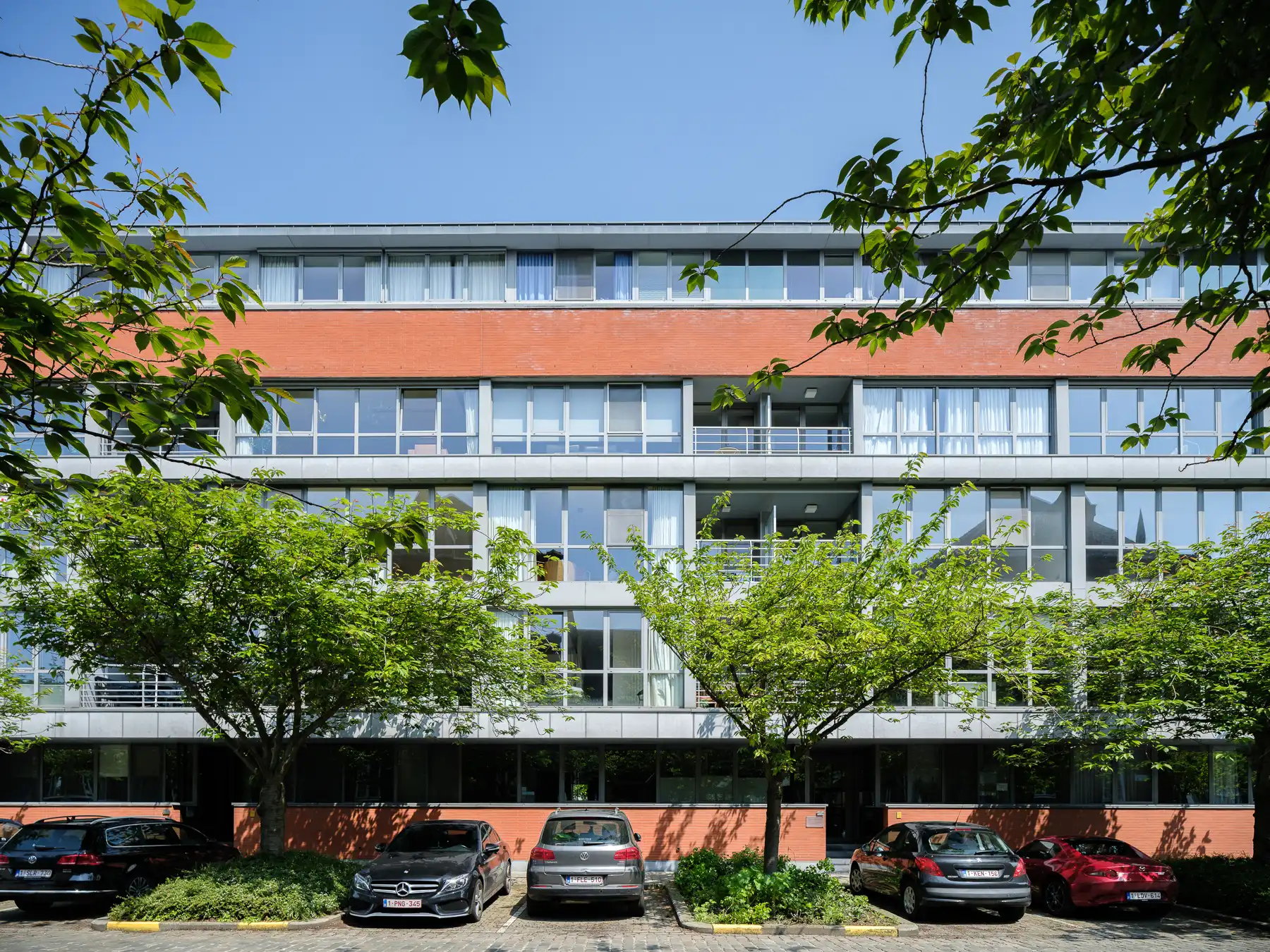 Lichtrijk appartement nabij de Coupure met ruime garageb foto {{pictureIndex}}