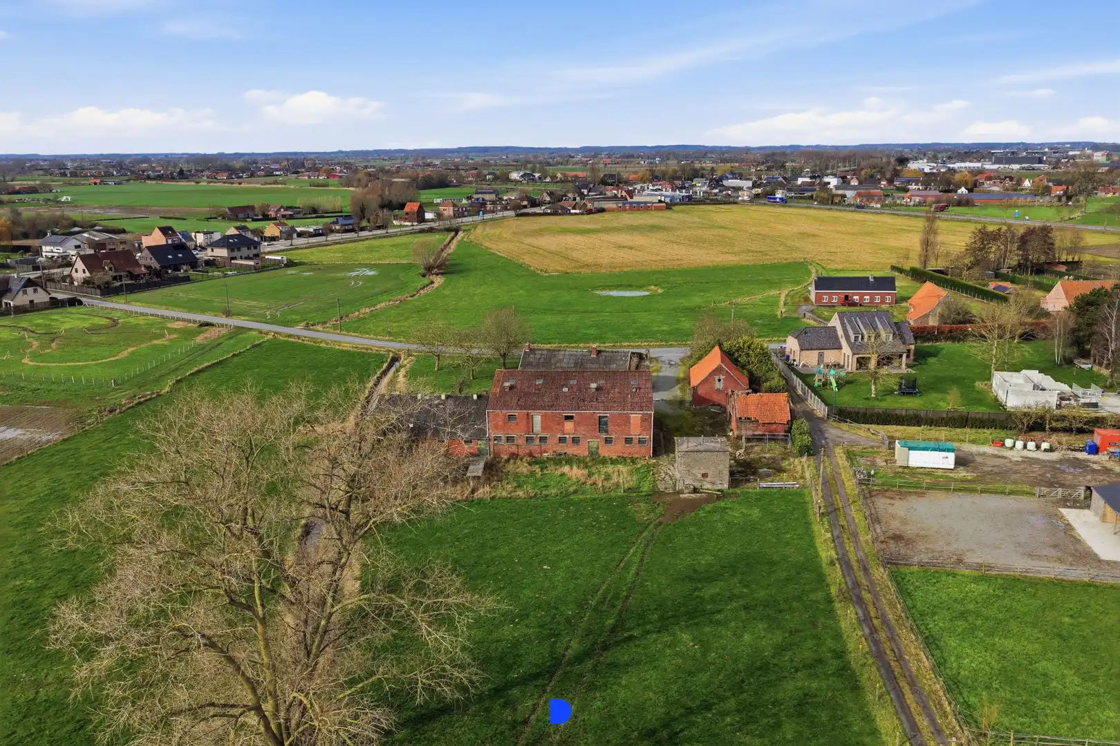 Hoeve met bijgebouwen en stallingen op 4.593m². foto 4