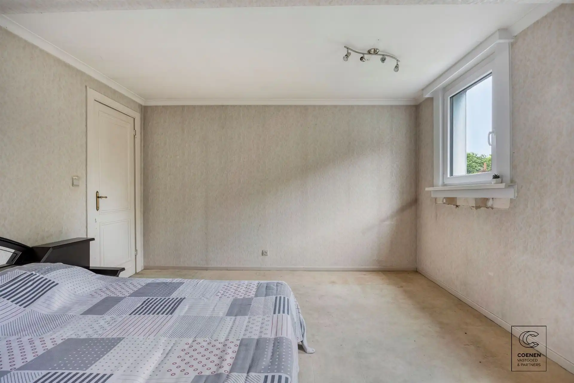 Te renoveren rijwoning van 187 m², twee slpk en ruime tuin! foto 10