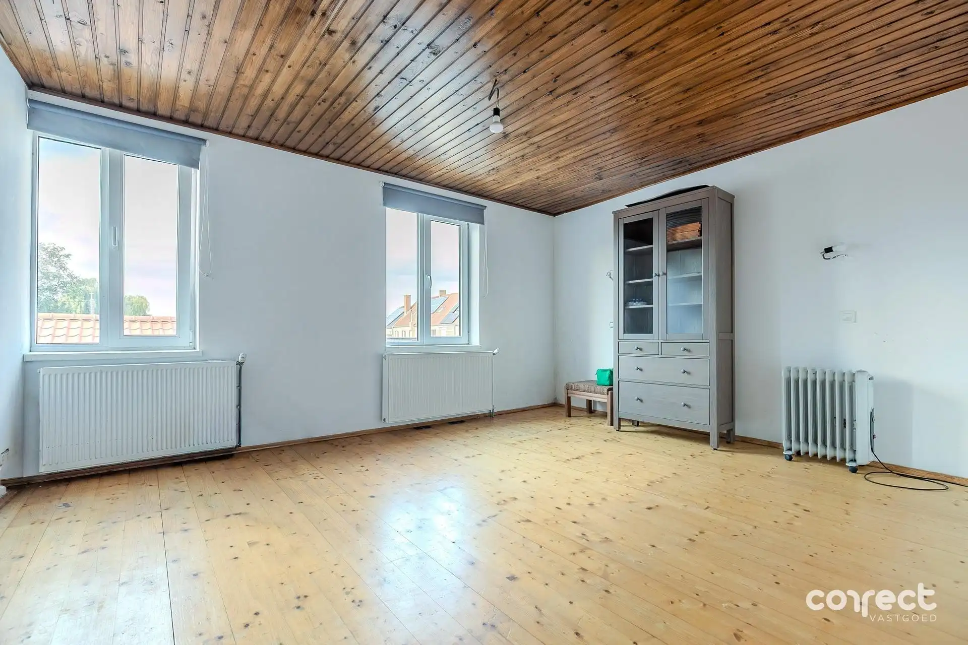 Halfopen, deels gerenoveerde woning op een rustige en centrale ligging. foto 4