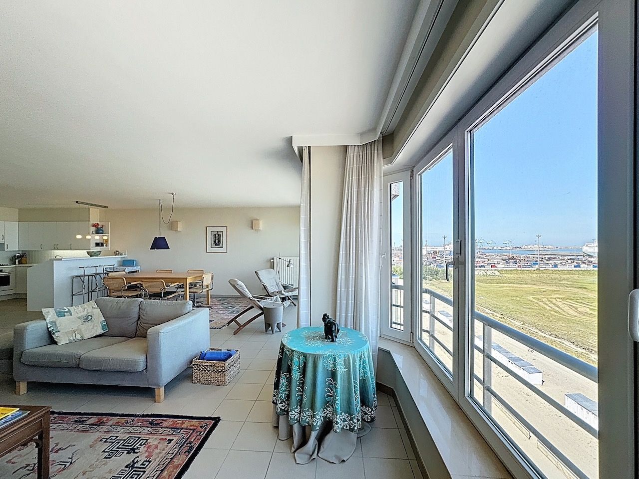 Buitengewoon ruim appartement met frontaal zeezicht en een woonkamer van maar liefst 8,12 m breed! foto 6