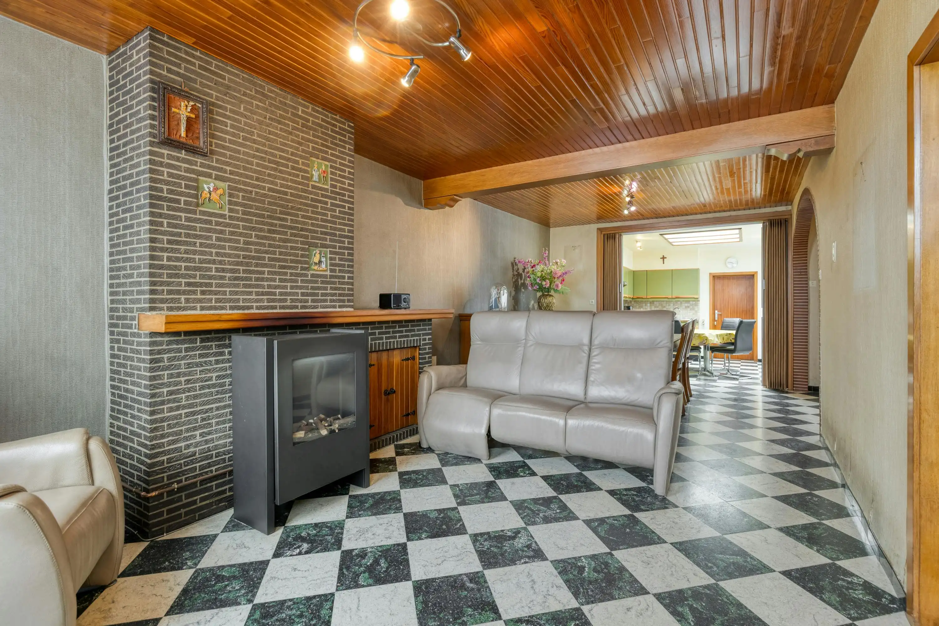 Huis te koop in Woesten met 3 kamers, garage en tuin foto 4