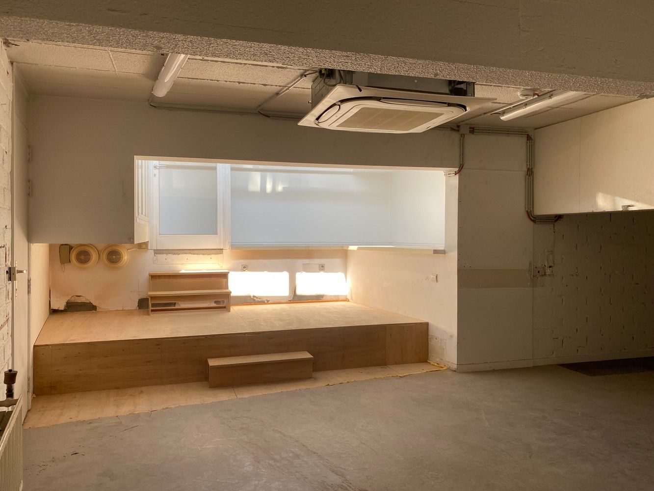 Magazijn met bureauruimte en autostaanplaats te koop op een toplocatie in centrum Lier foto {{pictureIndex}}