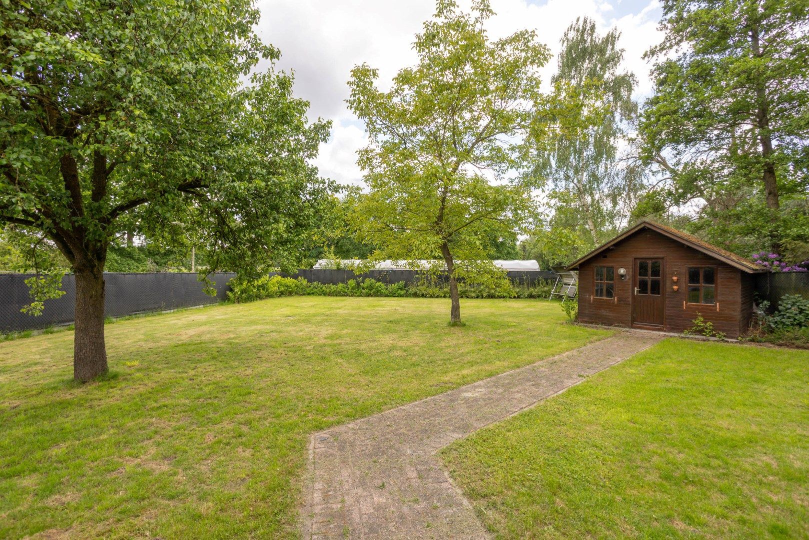 Ruime woning met vrij zicht te koop! foto 28