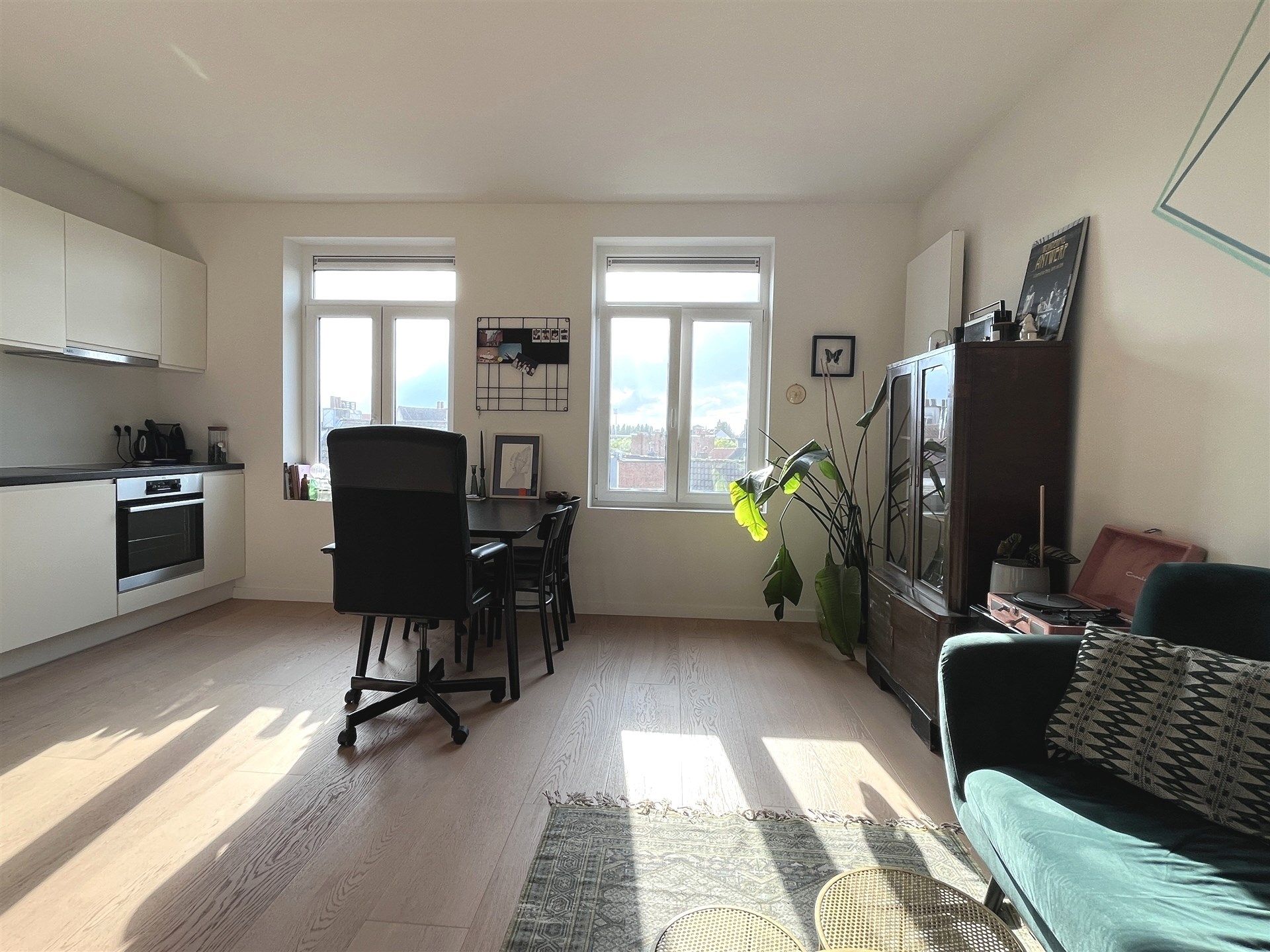 Gemeubeld appartement gelegen op de bovenste verdieping  foto {{pictureIndex}}