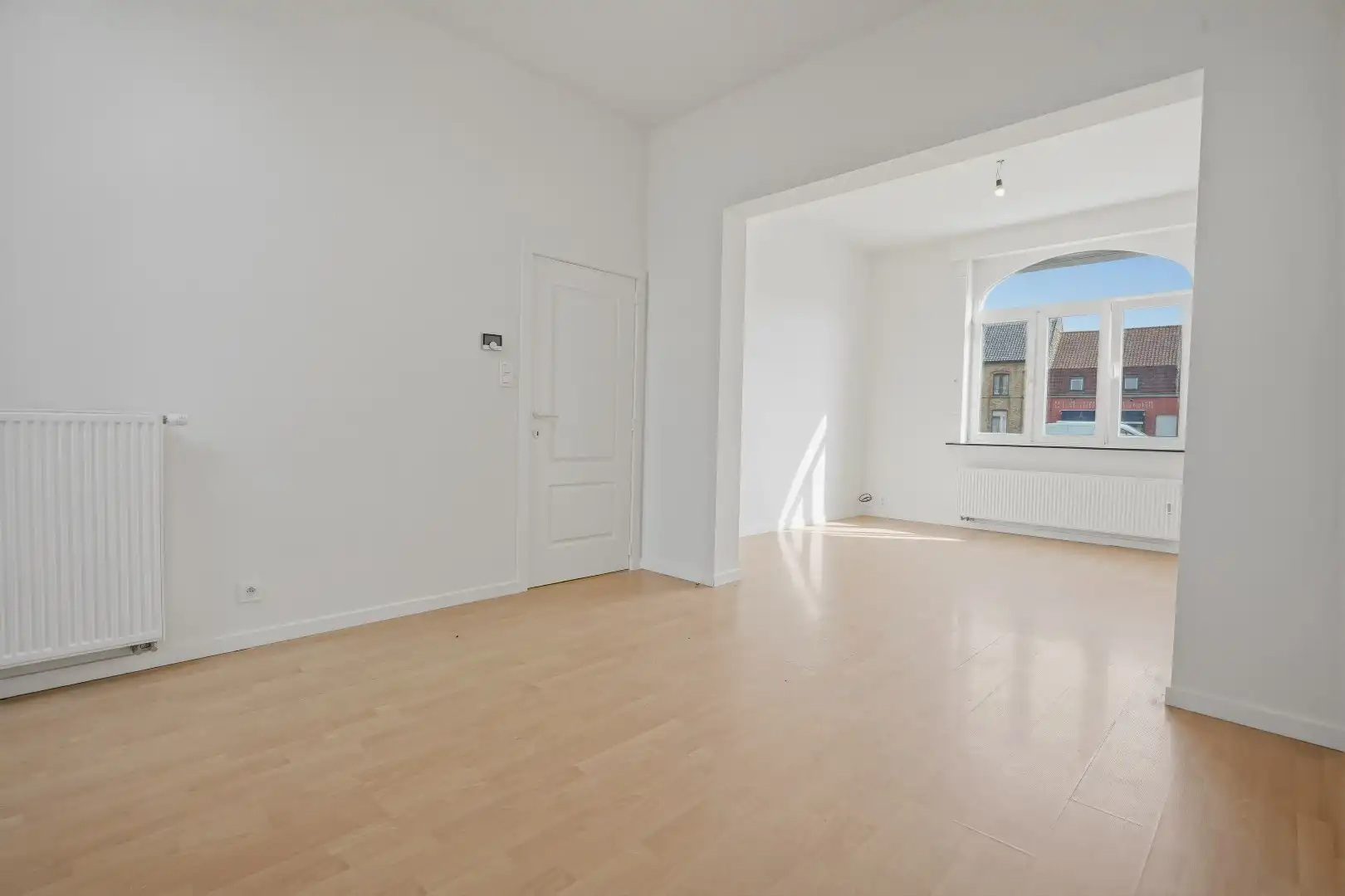 Recent gerenoveerde woning (2026), centraal gelegen aan het marktplein van Merkem! foto 5