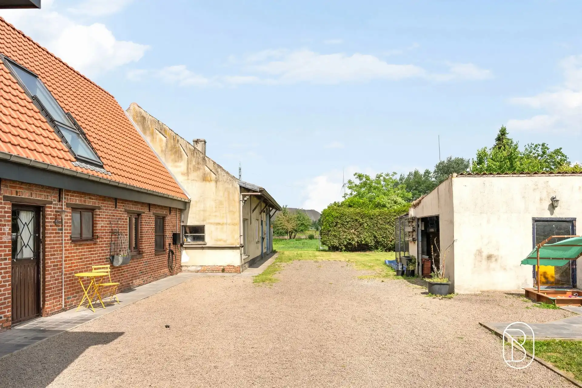 Ruime woning met 5 slpk, garage en bijgebouw op 2.279 m² foto 4