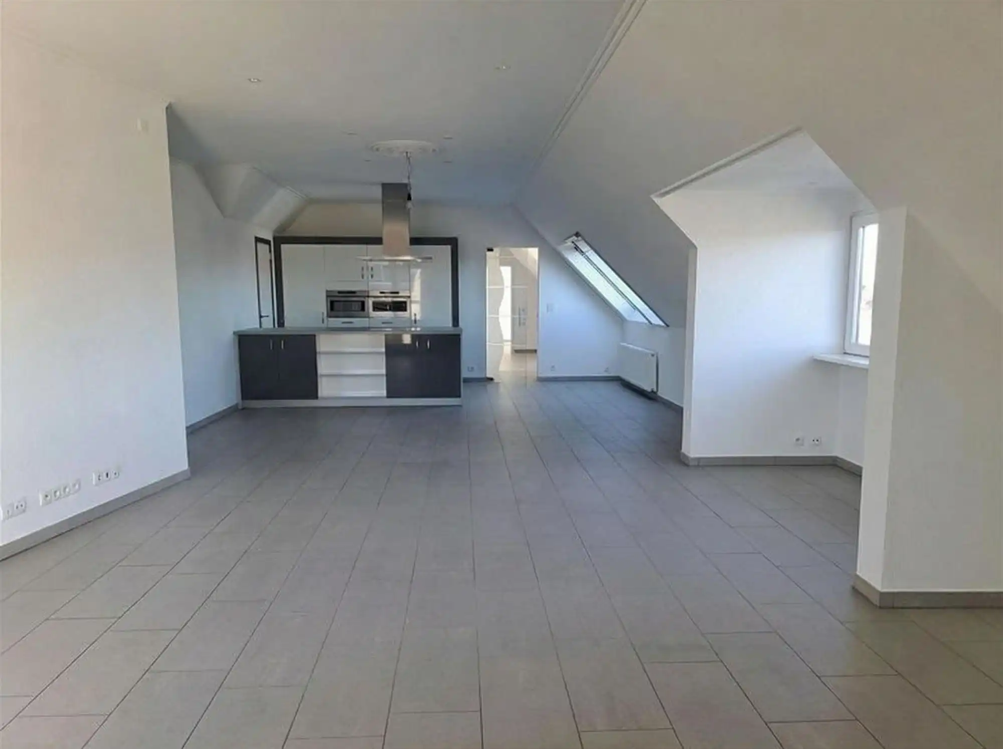 Ruim en lichtrijk dakappartement met 2 slaapkamers en ondergrondse autostaanplaats foto 4