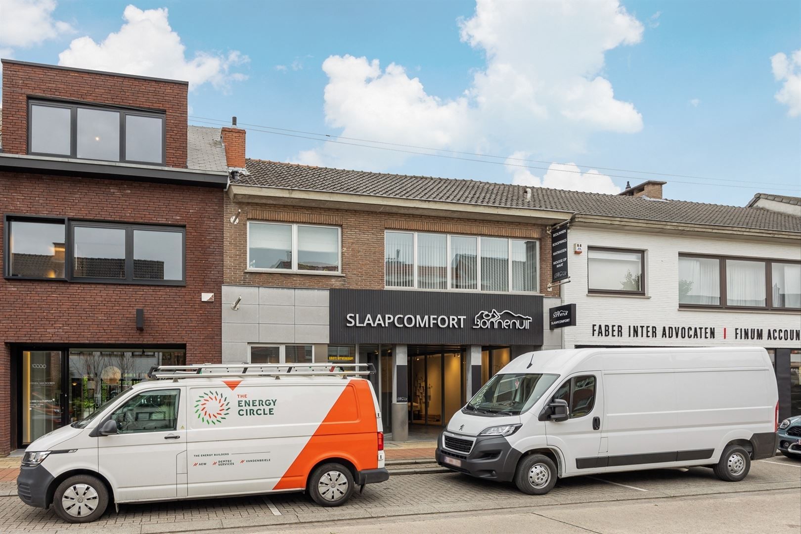 Handelshuis met ruime winkel en duplex appartement in dorp 's Gravenwezel foto 2
