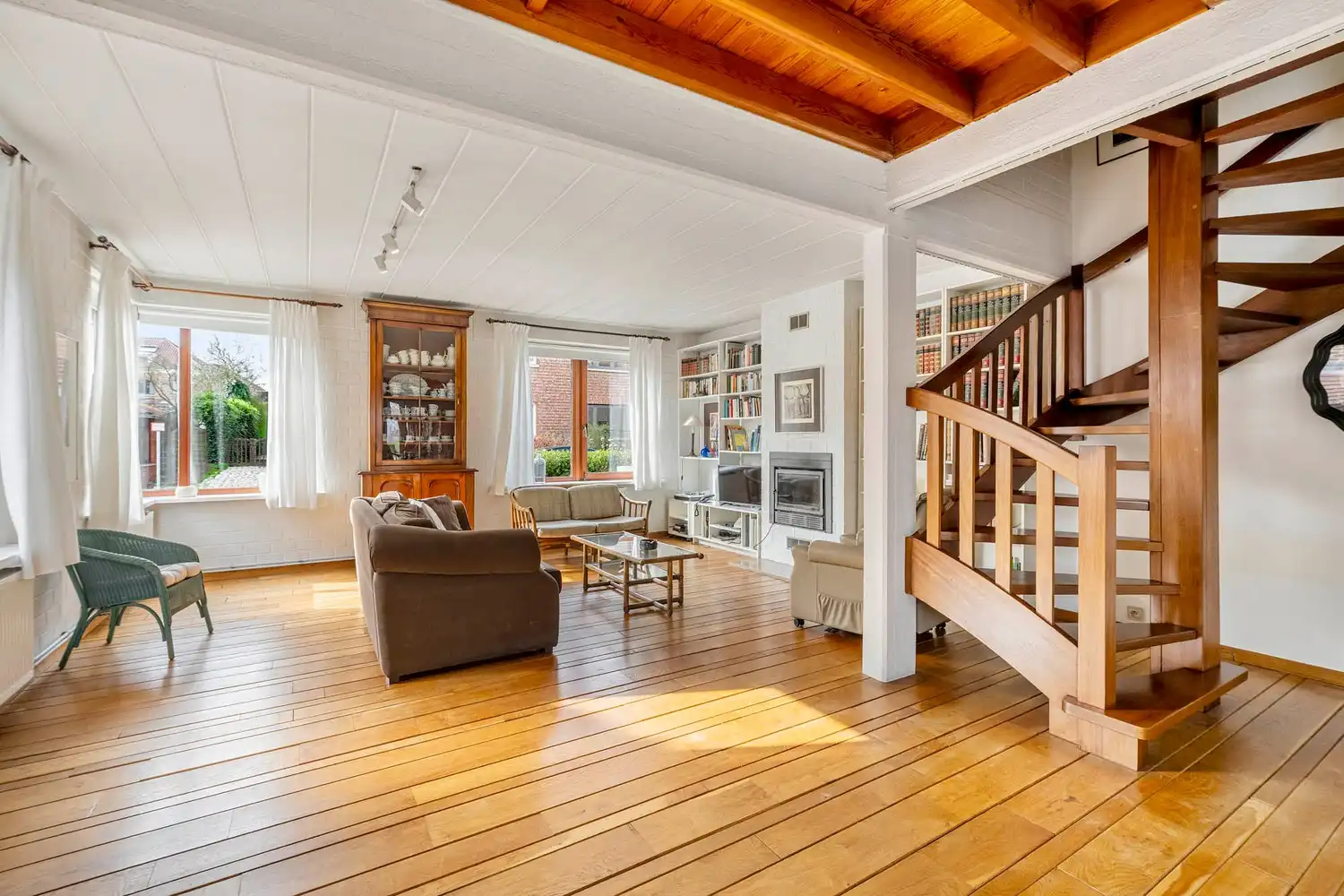 Goed gelegen en lichtrijke halfopen bebouwing met 3/4 ruime slaapkamers, een bureau en een tuin te Heverlee! foto 2