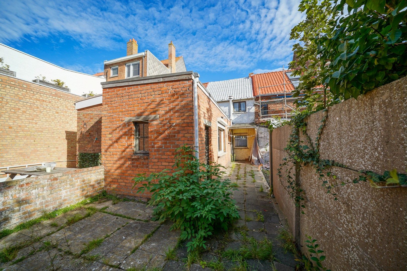 Te renoveren woning met voortuin, achtertuin op rustige ligging nabij het centrum foto 2