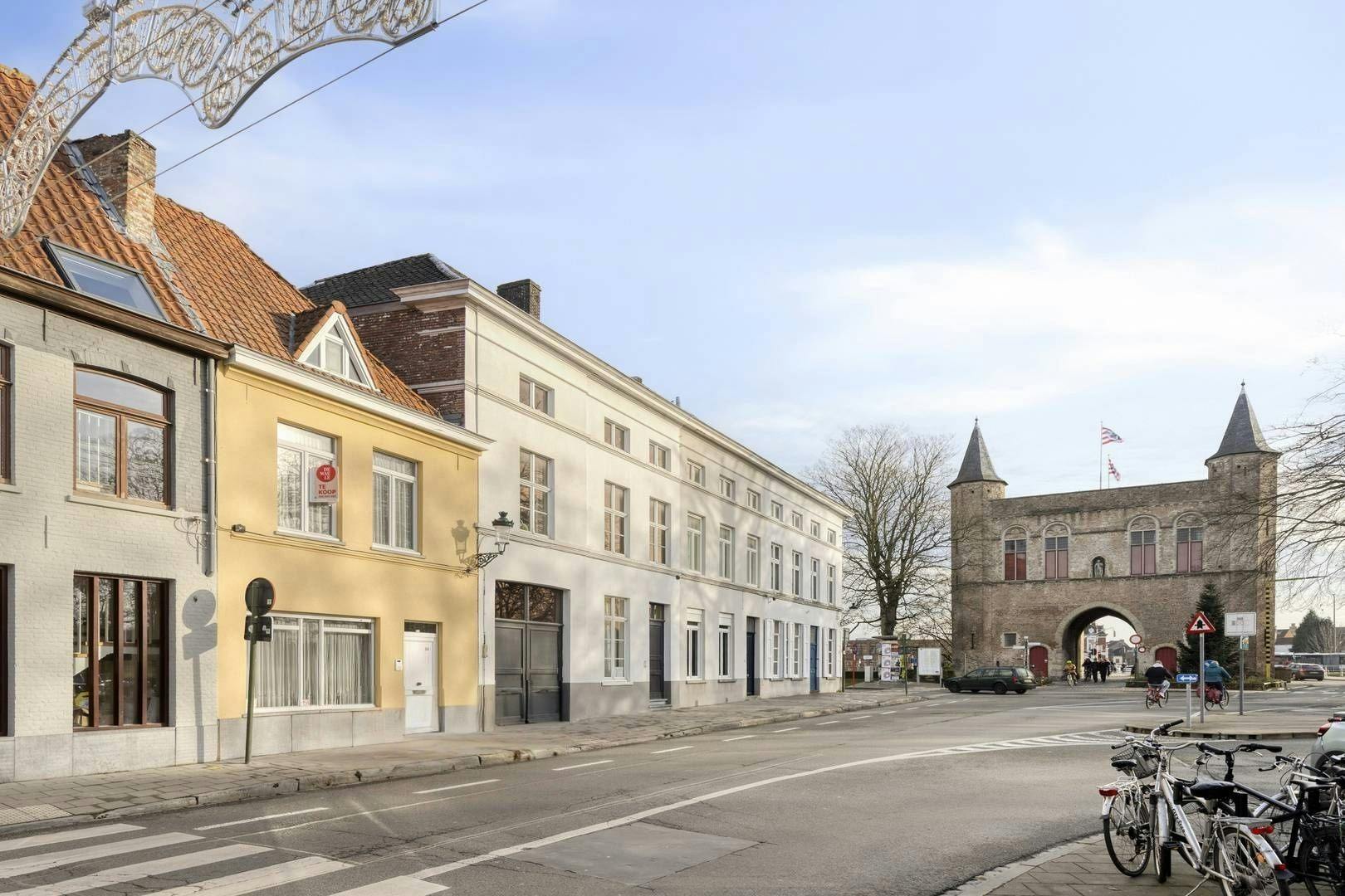 Karaktervol huis te koop aan de vesten in Brugge foto {{pictureIndex}}