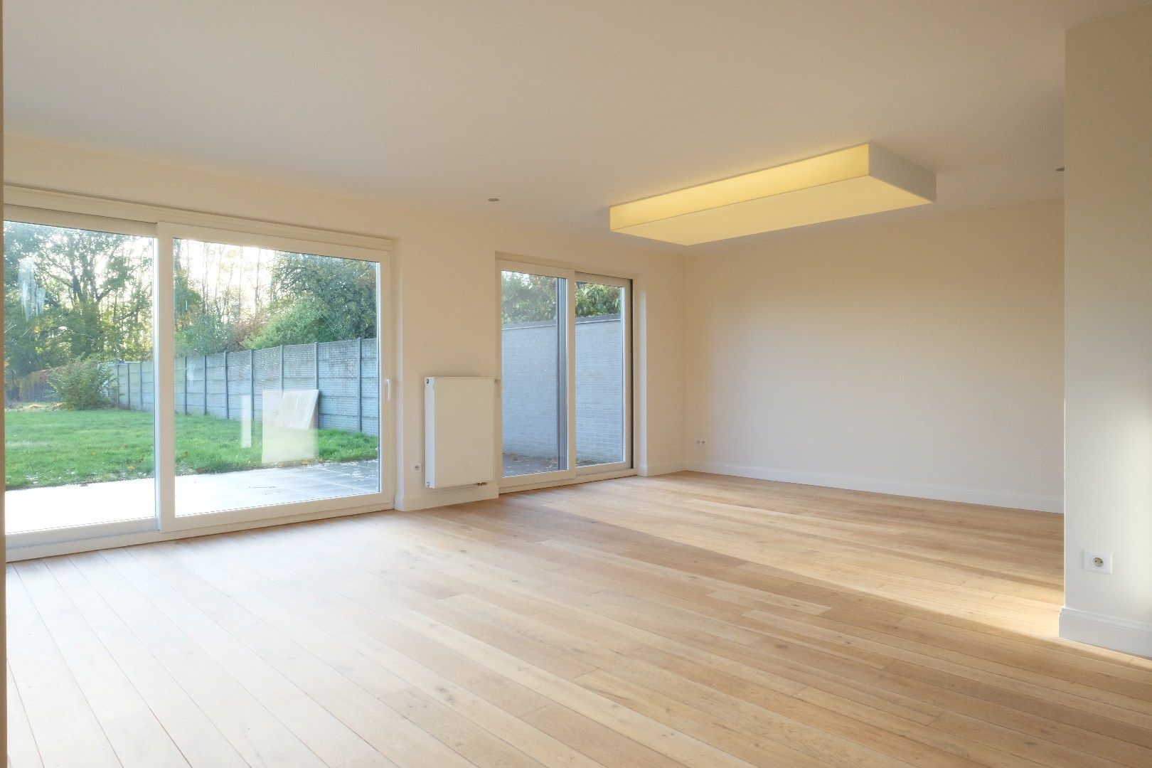 Recente ruime moderne halfopen woning met tuin en garage. foto 3