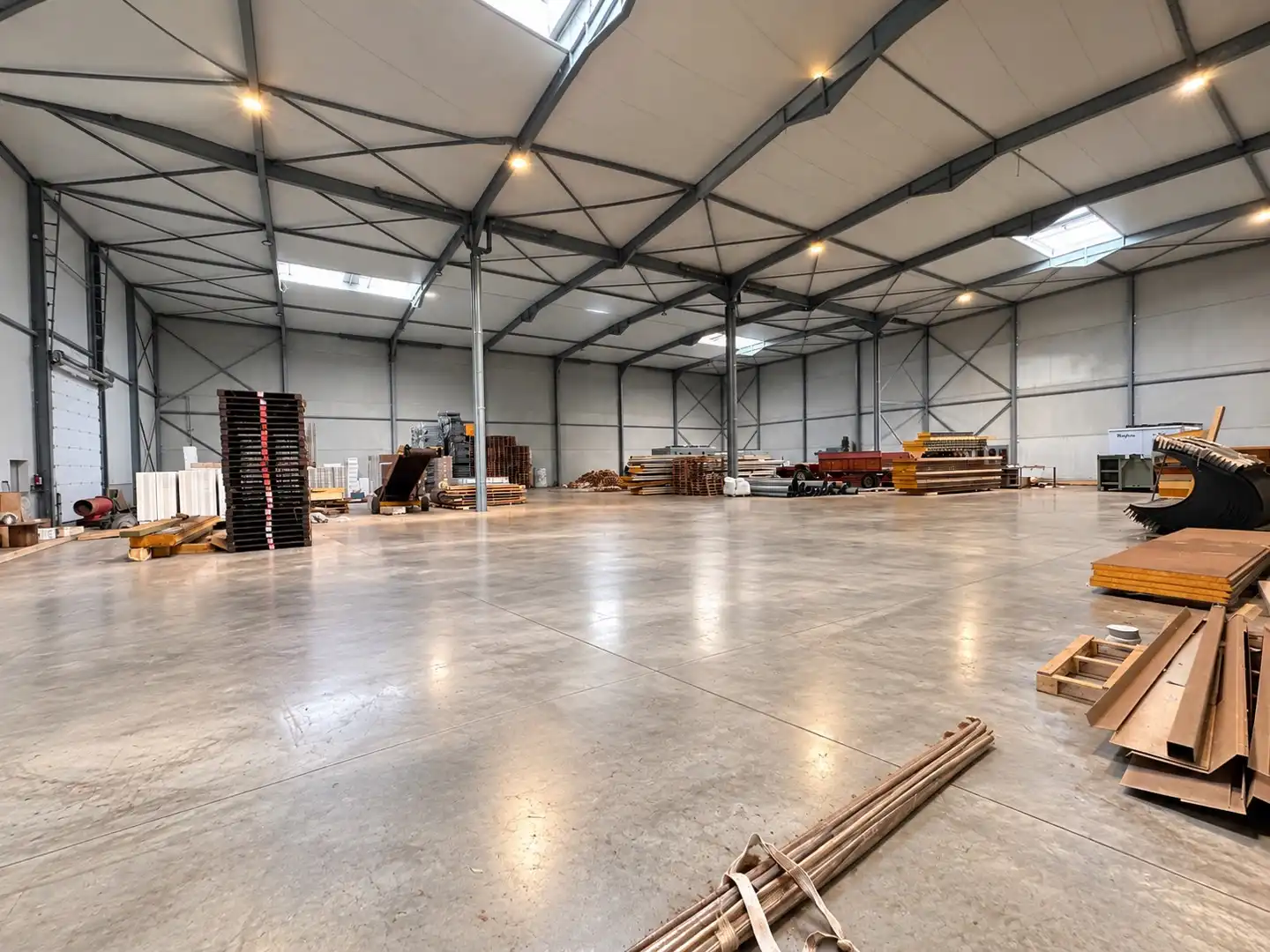 Magazijnruimte met laadkade en 10,5 m vrije hoogte te huur in Roeselare foto 6
