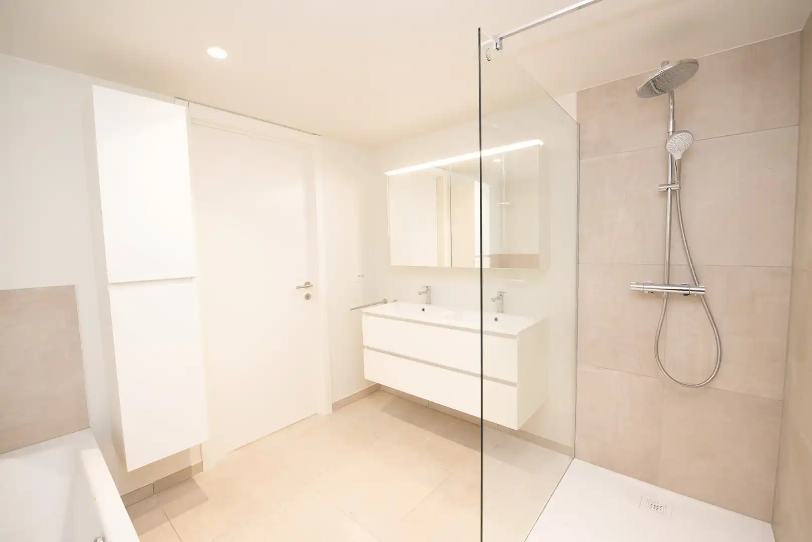 Recent appartement op topligging  TE HUUR in centrum Waregem! foto 16