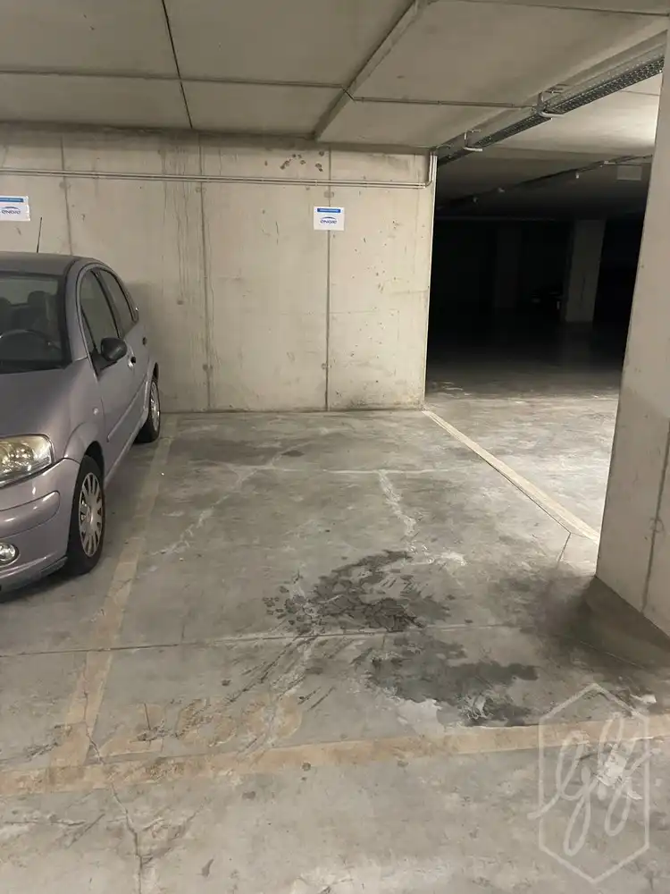 Unieke kans tot aankoop van 1 tot 3 ondergrondse garageplaatsen, gelegen in een beveiligde en goed onderhouden parkeergarage foto 2