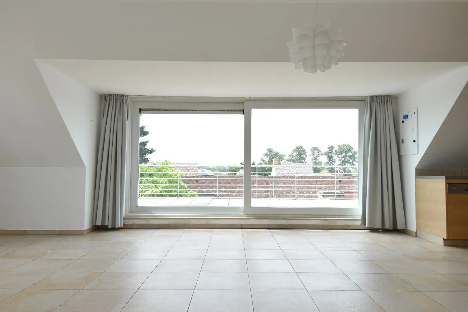 Interessante opbrengsteigendom (204m² kantoor + 3 appartementen + garages/parkings + 295m² loods) op toplocatie in Bissegem foto 15