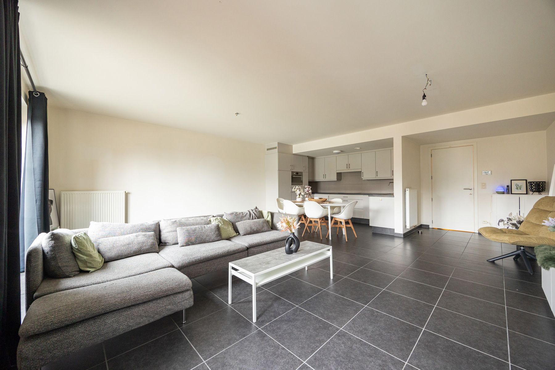 Verrassend ruime gezinswoning met terras, tuin en ondergrondse autostaanplaats. foto 3