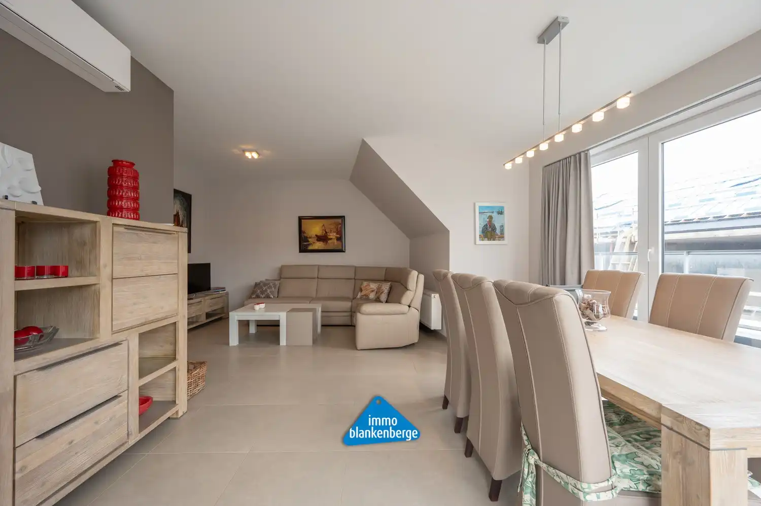 Uniek dakappartement met 3 slaapkamers en 2 badkamers. foto 6
