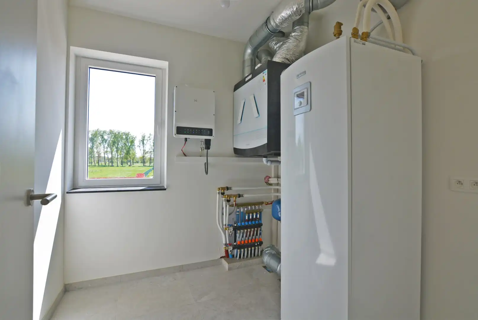 Moderne, energiezuinige, halfvrijstaande woning met carport op 3 a 80 ca. foto 20