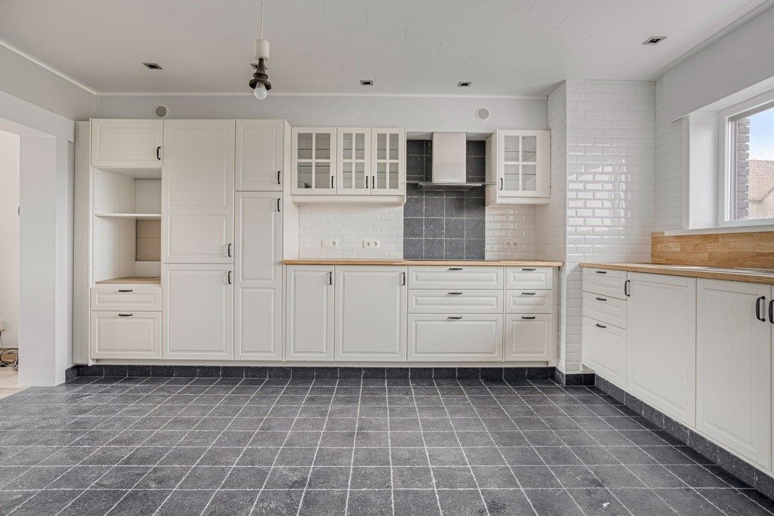 Loods van 340m2 en atelier van 75m2 met woning te koop te Vichte. foto 16