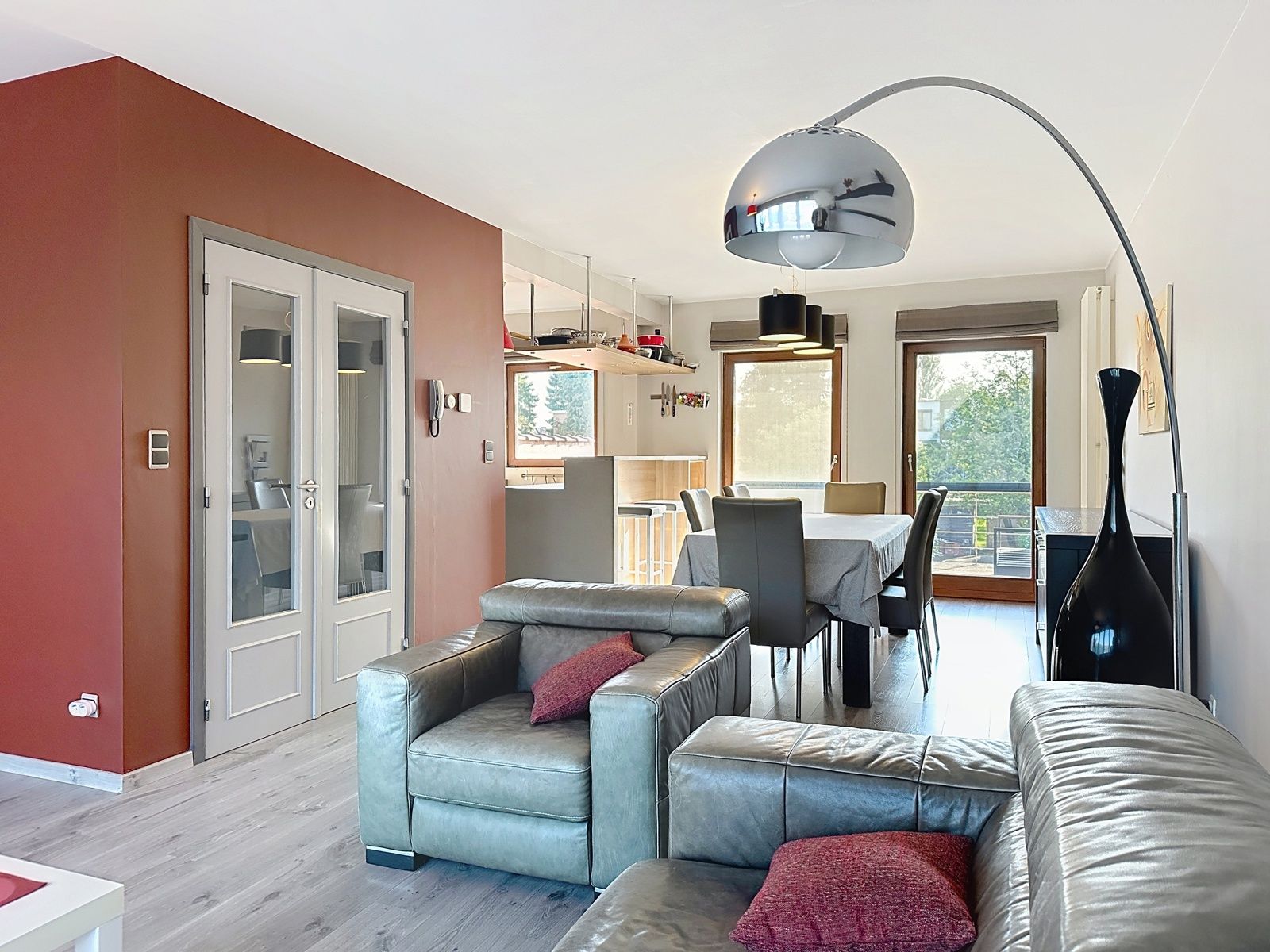 Centraal gelegen beletage met uitbouw en terras aan leefruimte foto 2