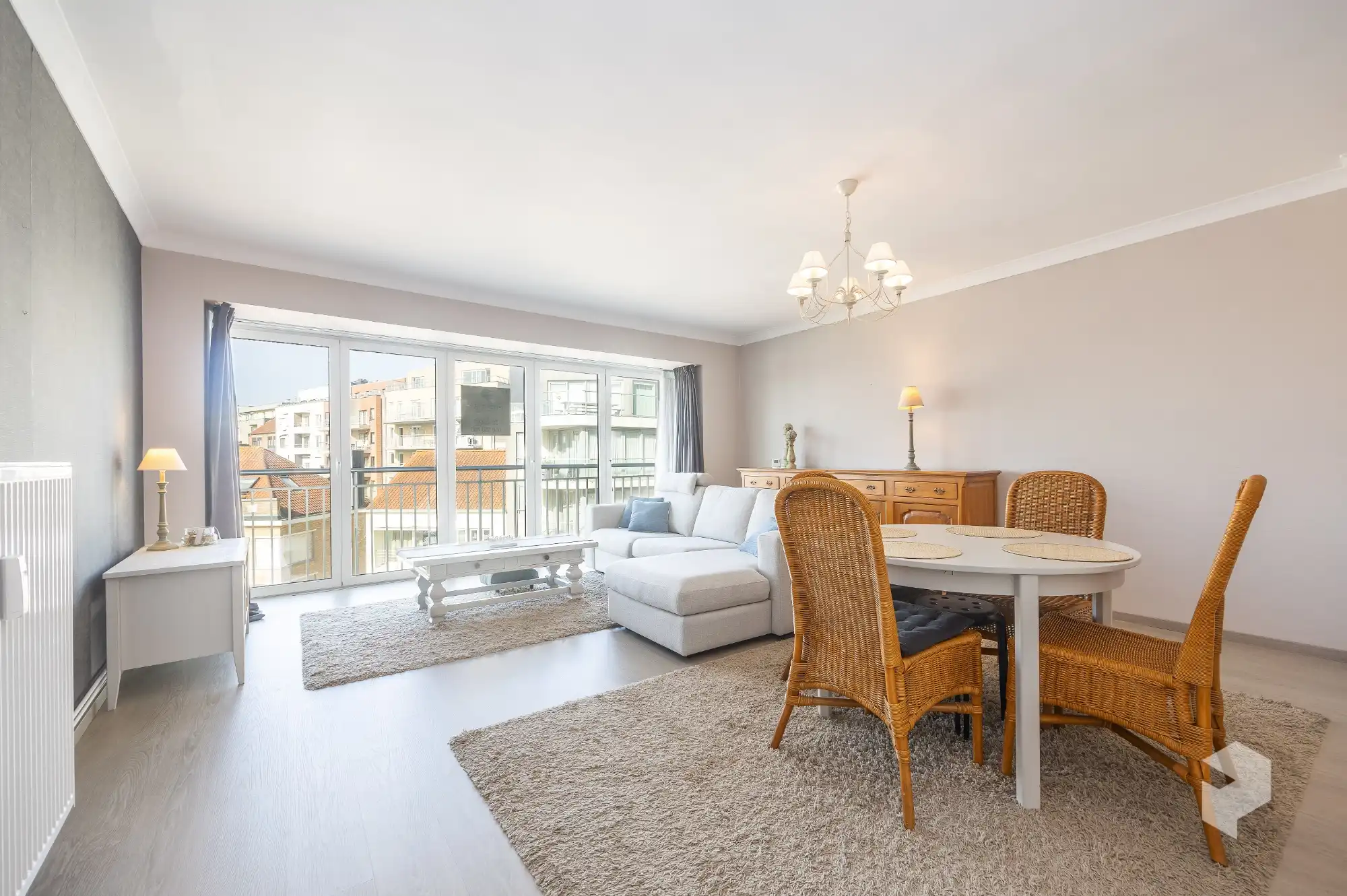 Goed gelegen ruim vernieuwd 2 slaapkamer appartement met terras en grote berging. foto 11