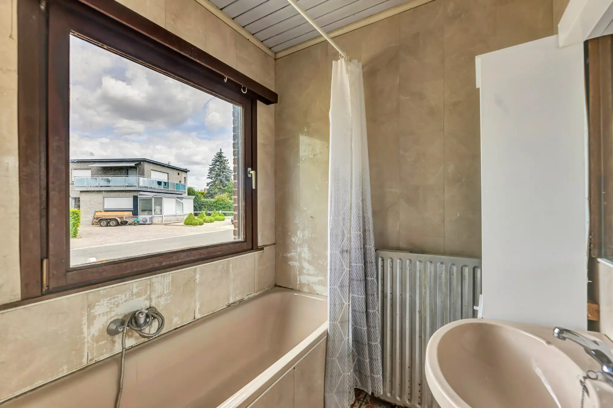 Te renoveren bungalow op een rustige locatie foto 14
