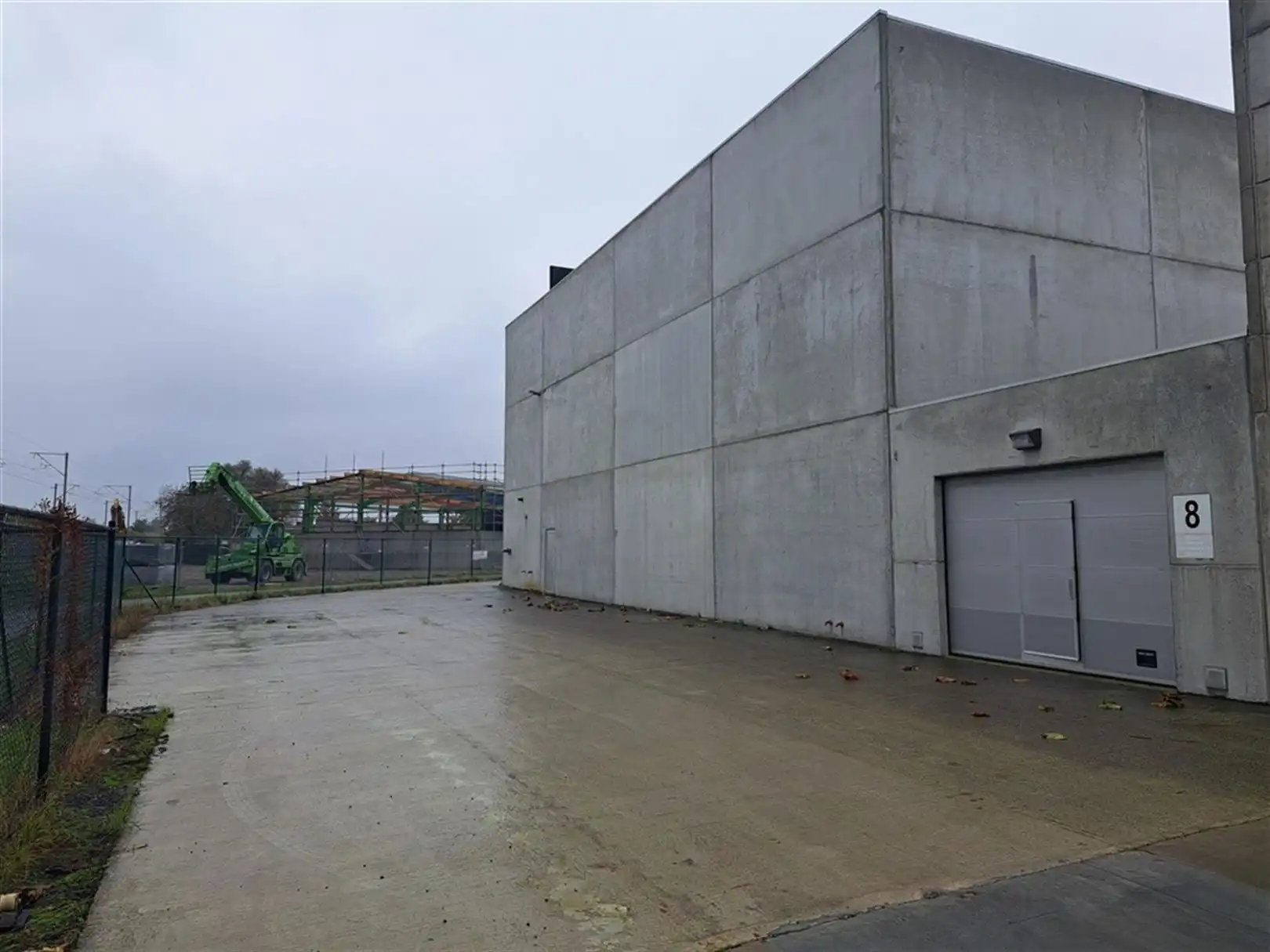 Industrieel gebouw met laadkades en privatief buitenterrein foto 3