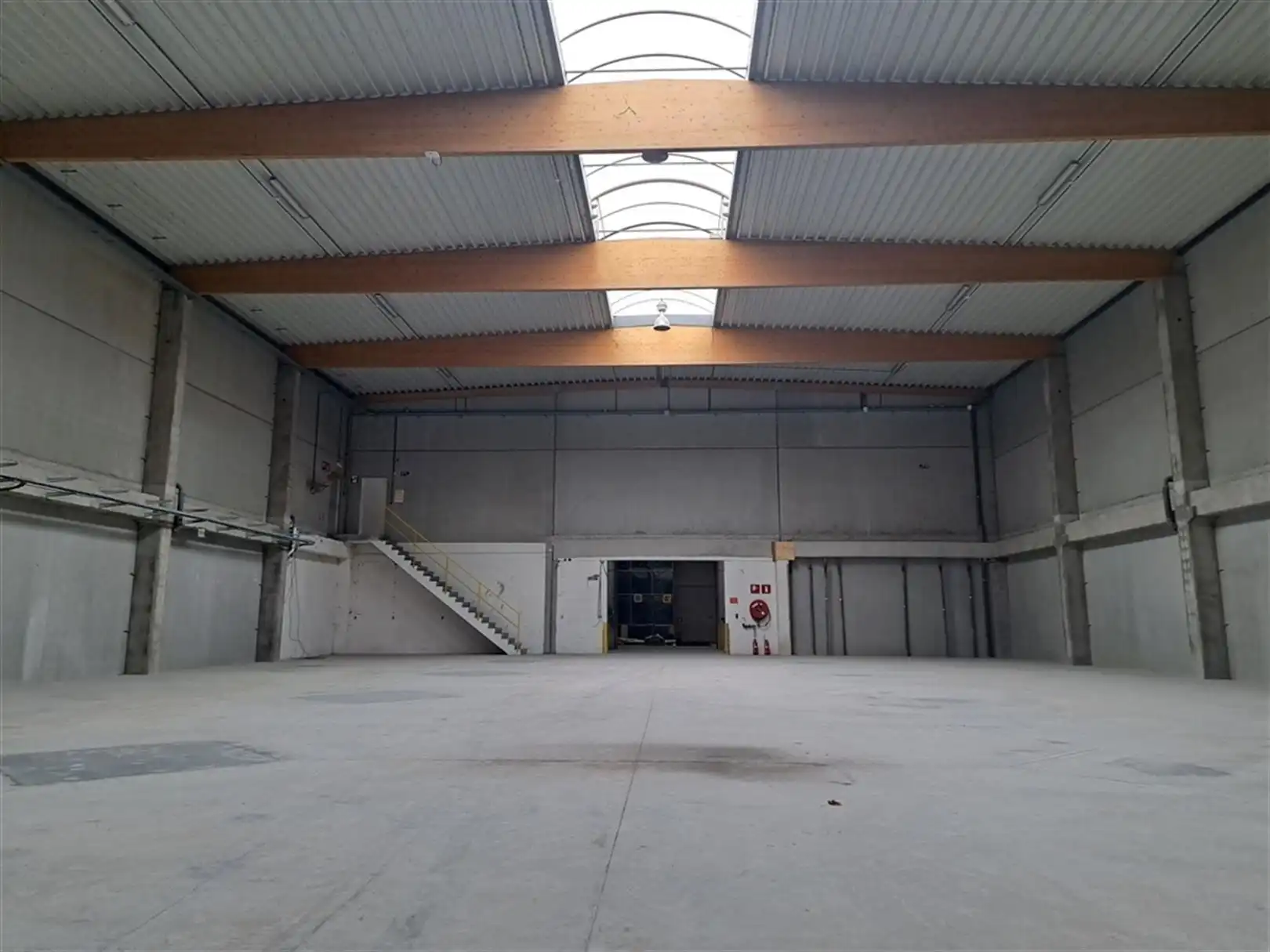 Industrieel gebouw met laadkades en privatief buitenterrein foto 3