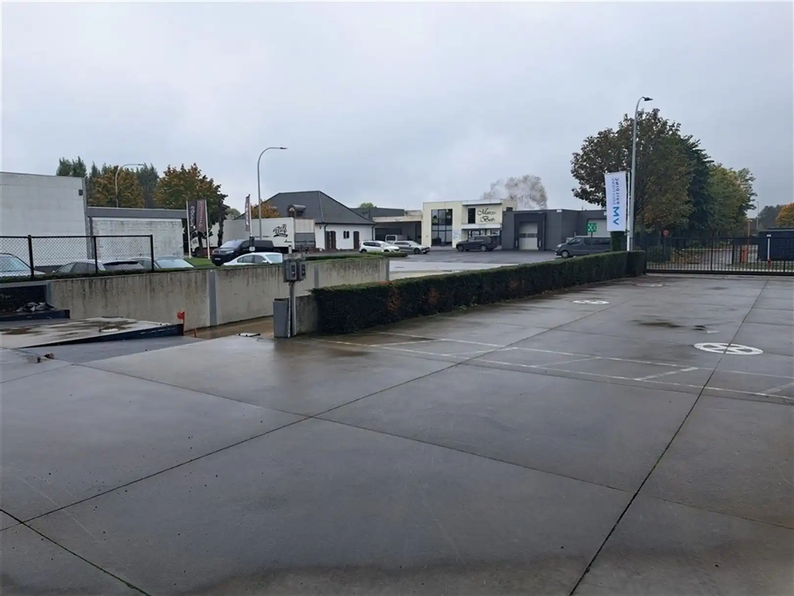 Industrieel gebouw met laadkades en privatief buitenterrein foto 3