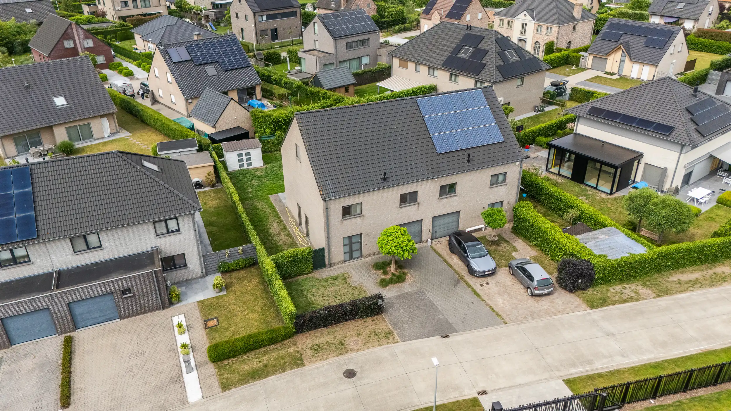 Moderne en energiezuinige gezinswoning in hartje Lochristi foto {{pictureIndex}}