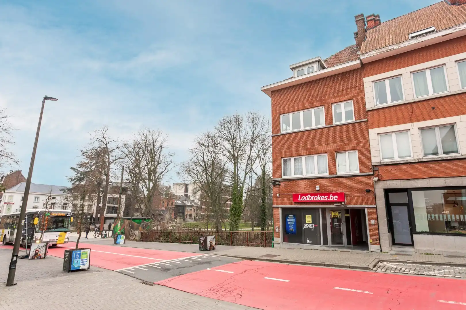 Opbrengsteigendom: commercieel glv en 3 appt foto 2