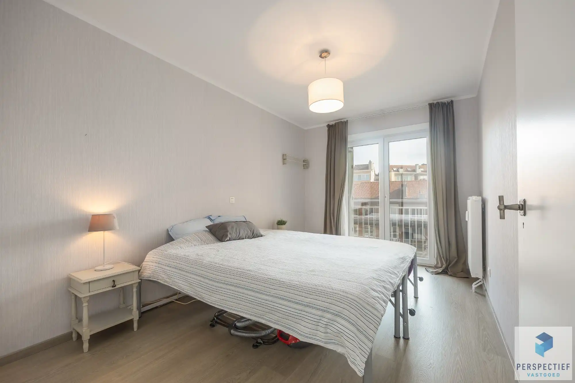 Goed gelegen ruim vernieuwd 2 slaapkamer appartement met terras en grote berging. foto 22