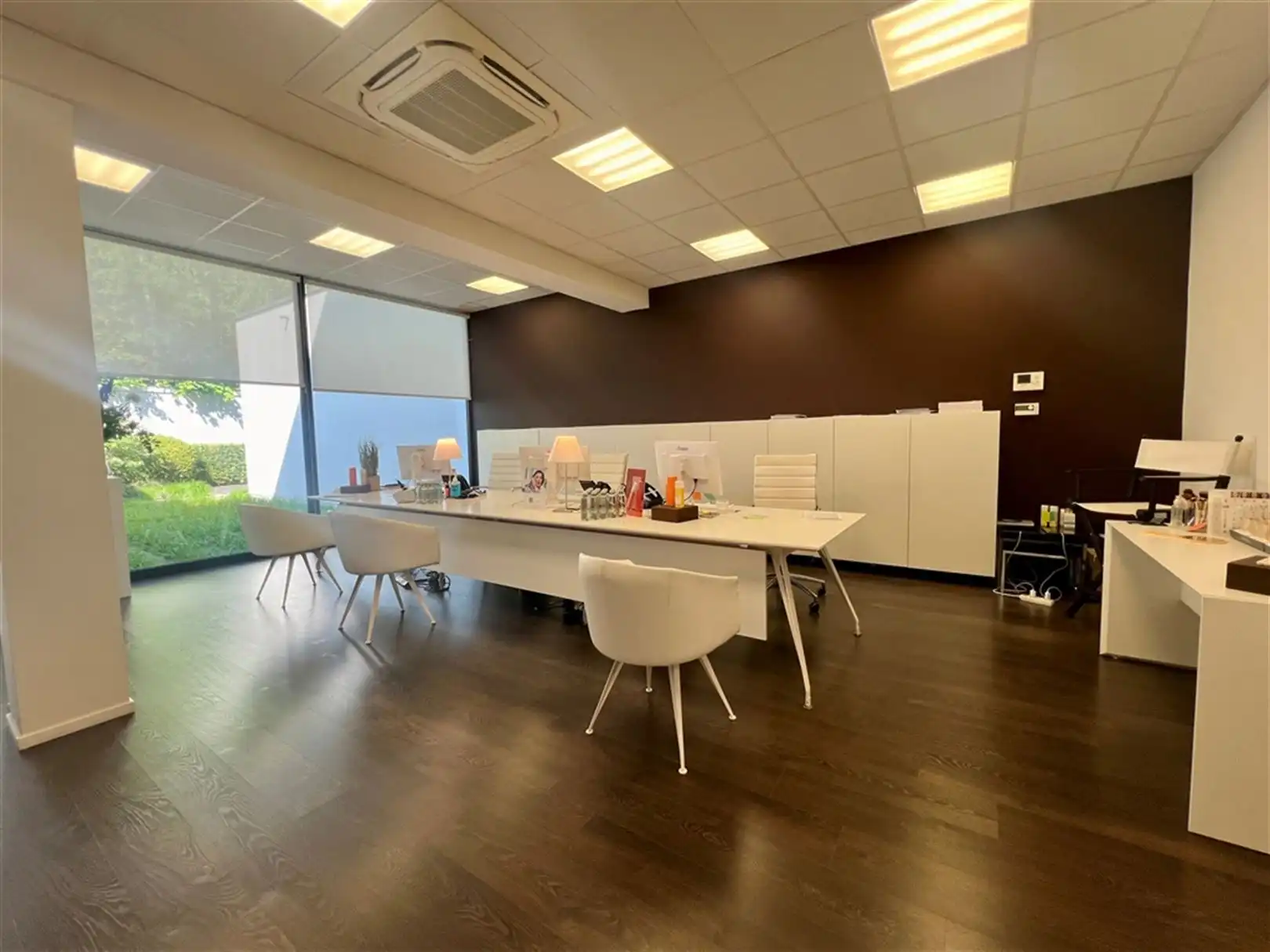 Modern gelijkvloerskantoor-/praktijkruimte te huur langs de Coupure foto 5