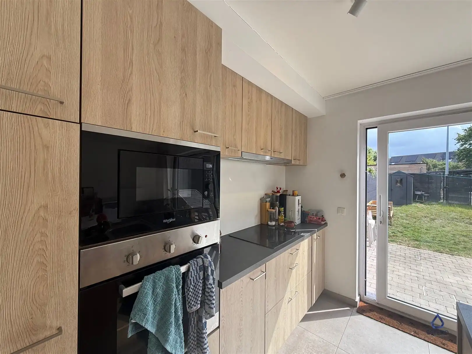 Recente halfopen woning met 3 slaapkamers en tuin foto 4