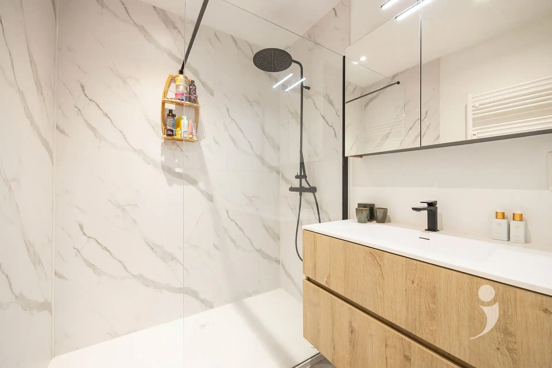 Gerenoveerd appartement met 2 slaapkamers, garagebox en staanplaats foto 3