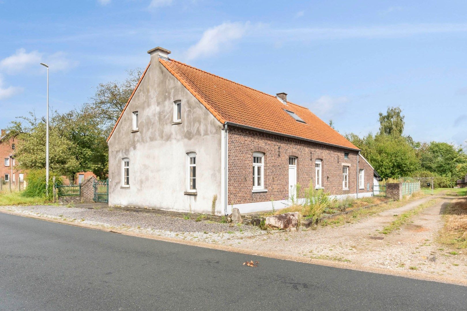 Charmante gezinswoning in hoevestijl op een perceel van 4a88ca op een rustige locatie te Neeroeteren. foto 2