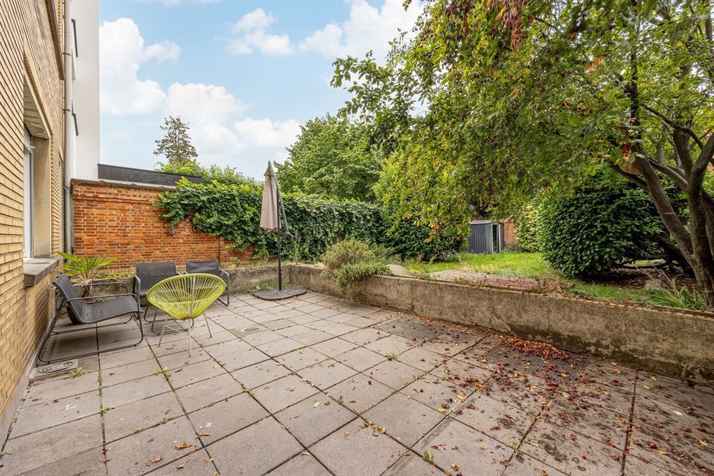 Gelijkvloers appartement met groene tuin foto 4