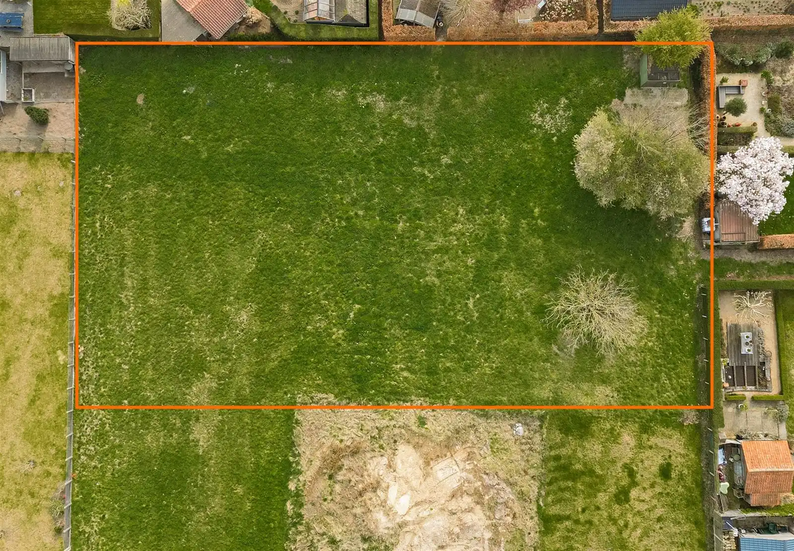 Bouwgrond voor open bebouwing met privatieve oprijlaan! foto {{pictureIndex}}