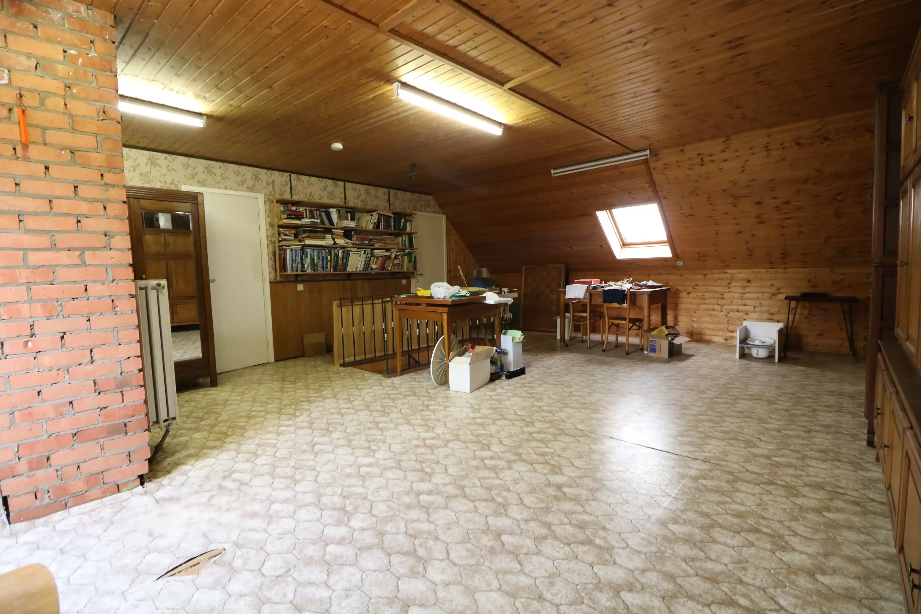  Zeer ruime woning met 5 slaapkamers, garages (8 wagens) en werkplaats. foto 12