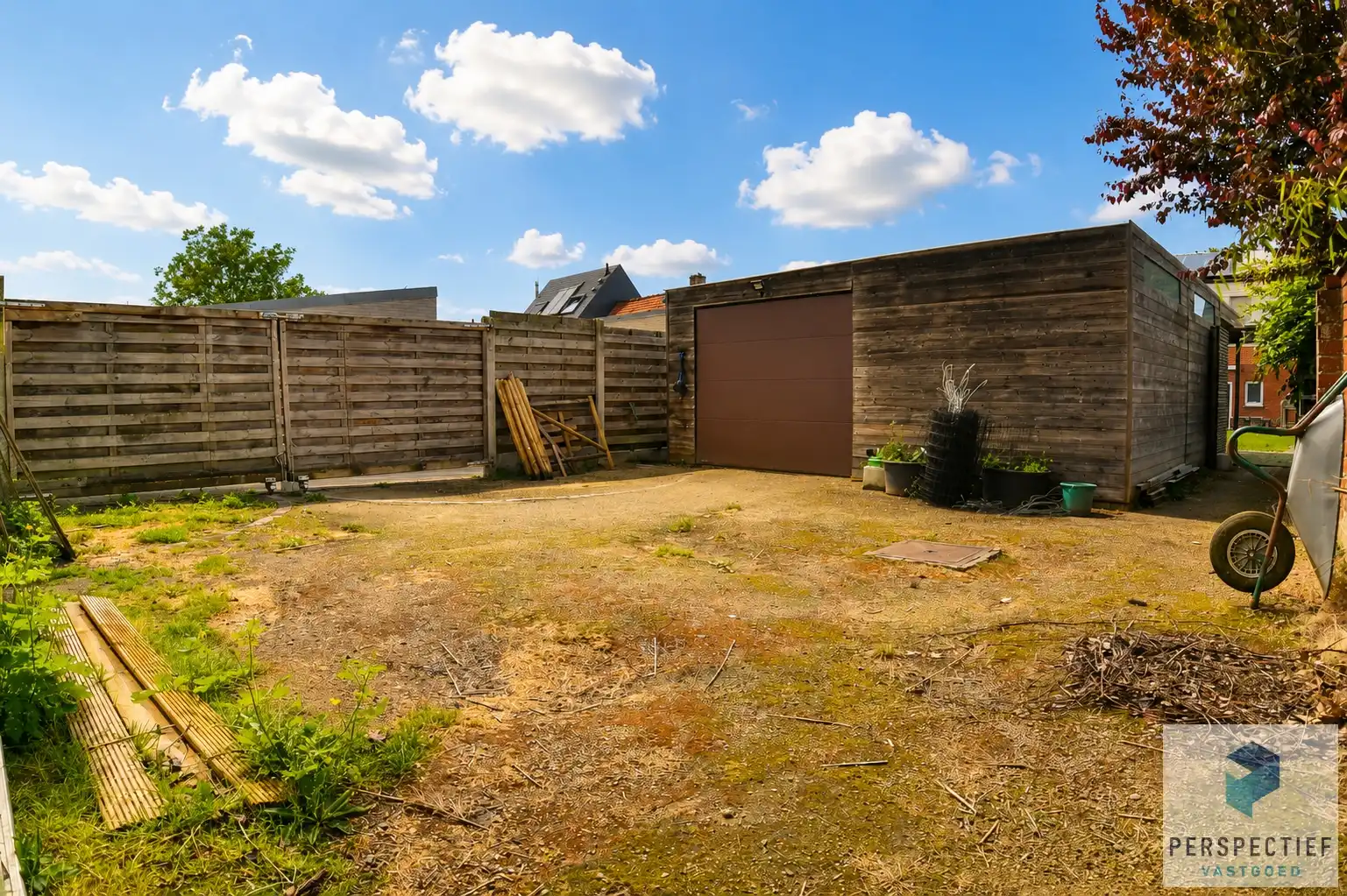 Rustig gelegen ruime halfopen woning met uitweg & bijgebouw/garage foto 7