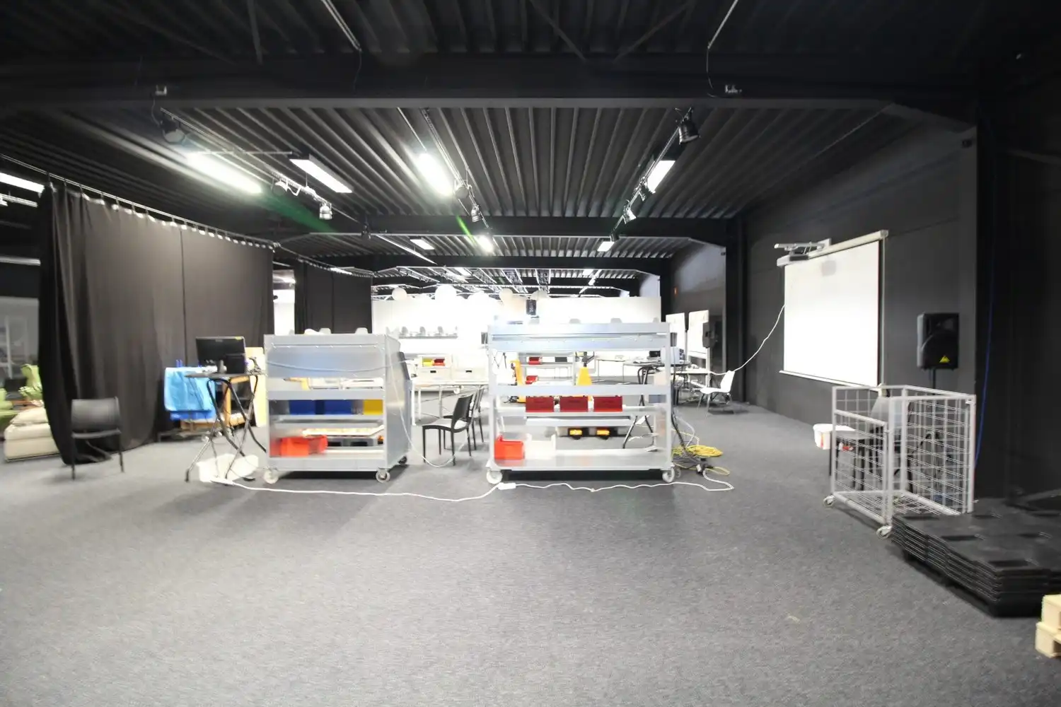 bedrijfsgebouw | 960m² showroom, kantoren en 840m² magazijnruimte. foto 12