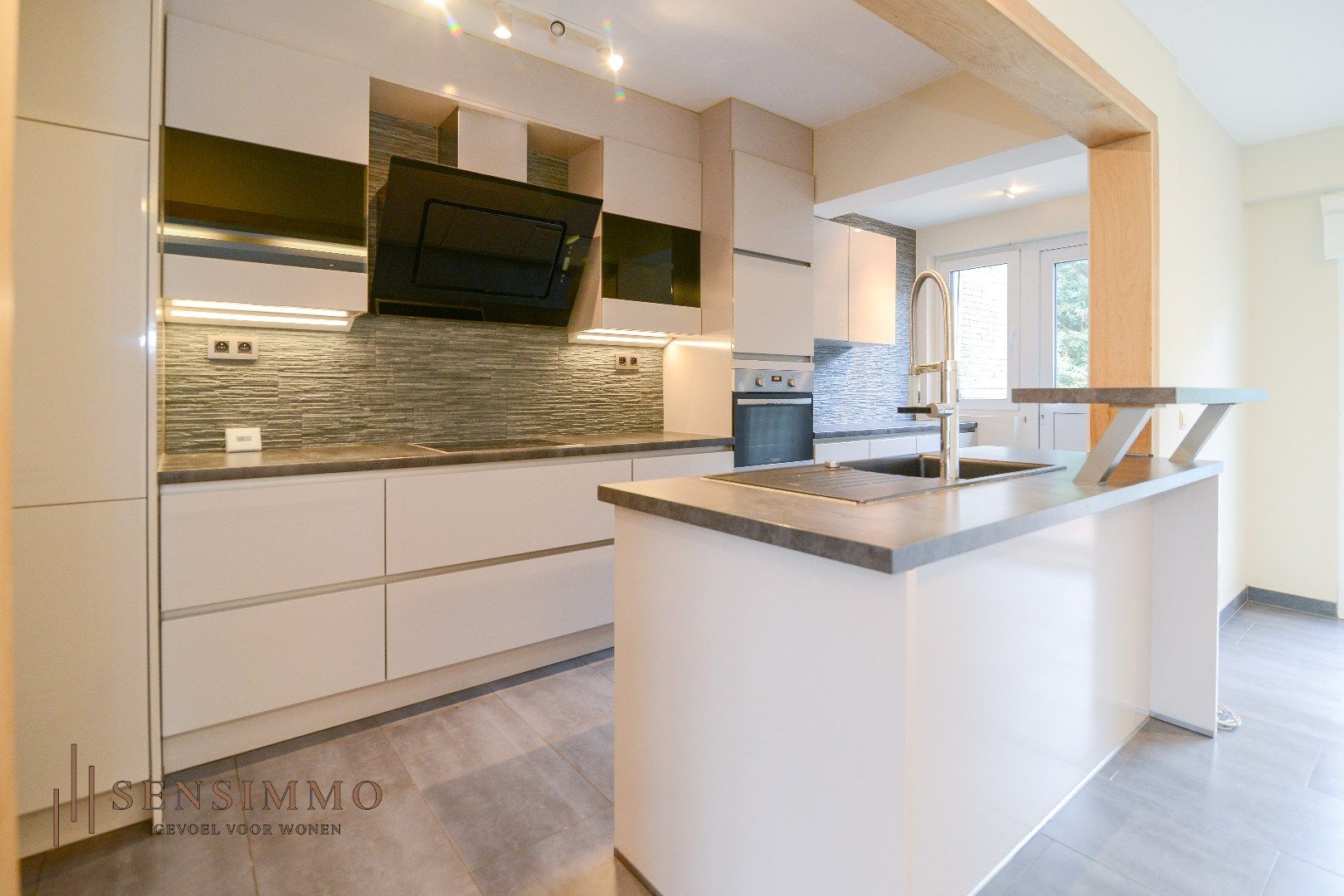 Gerennoveerde halfopen bebouwing met 3 slaakamers, terras, tuin en dubbele garage foto 7