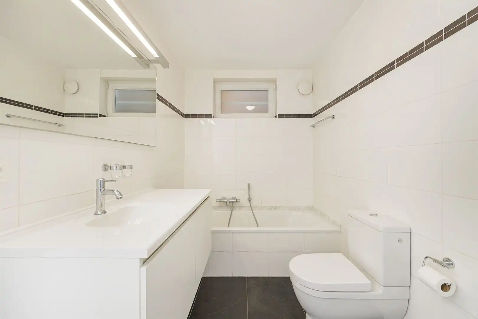 Gelijkvloers appartement met 2 slaapkamers en garage! foto 14