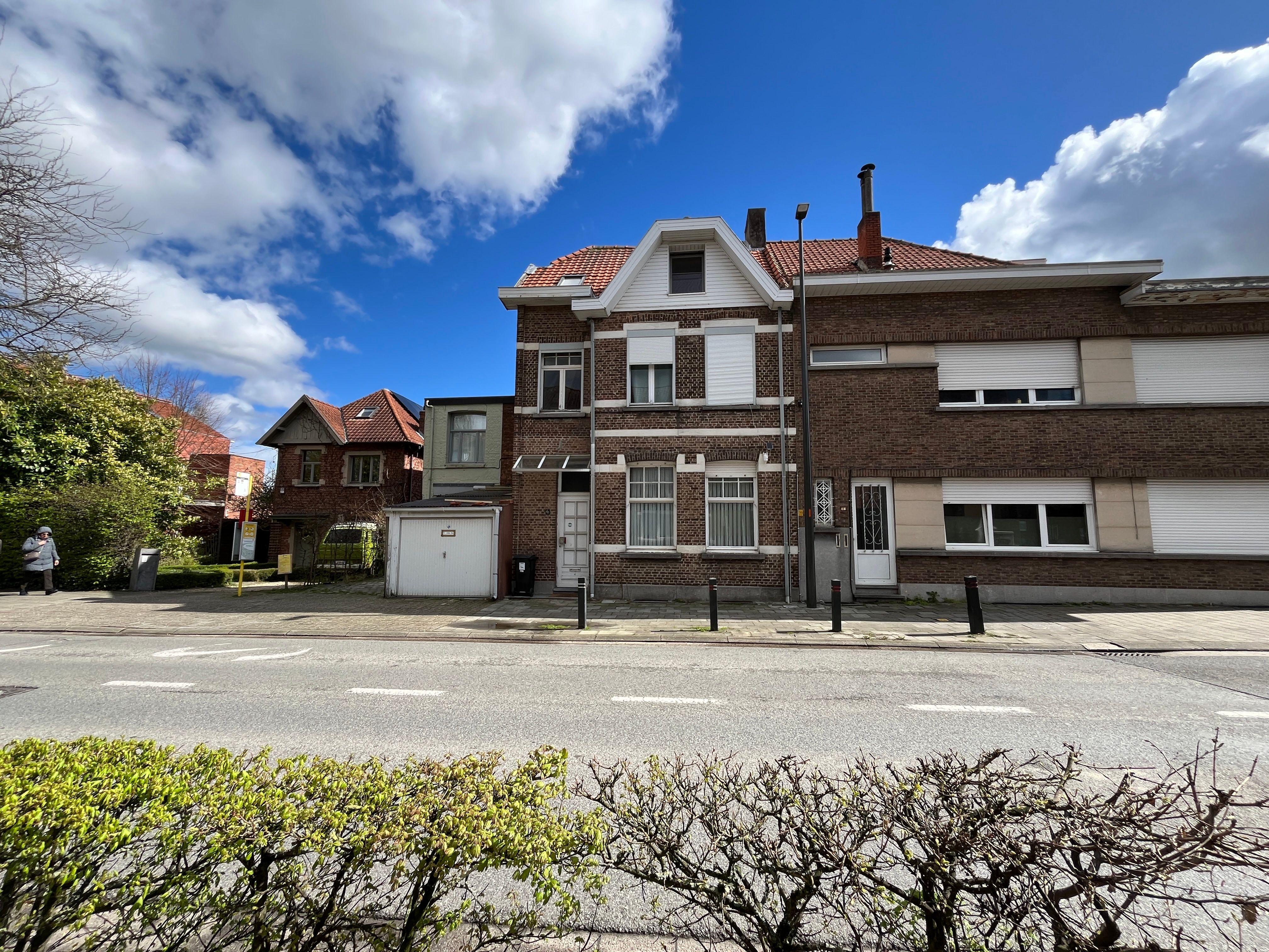 Grotendeels gerenoveerde woning met 4 slpks in Mortsel foto {{pictureIndex}}