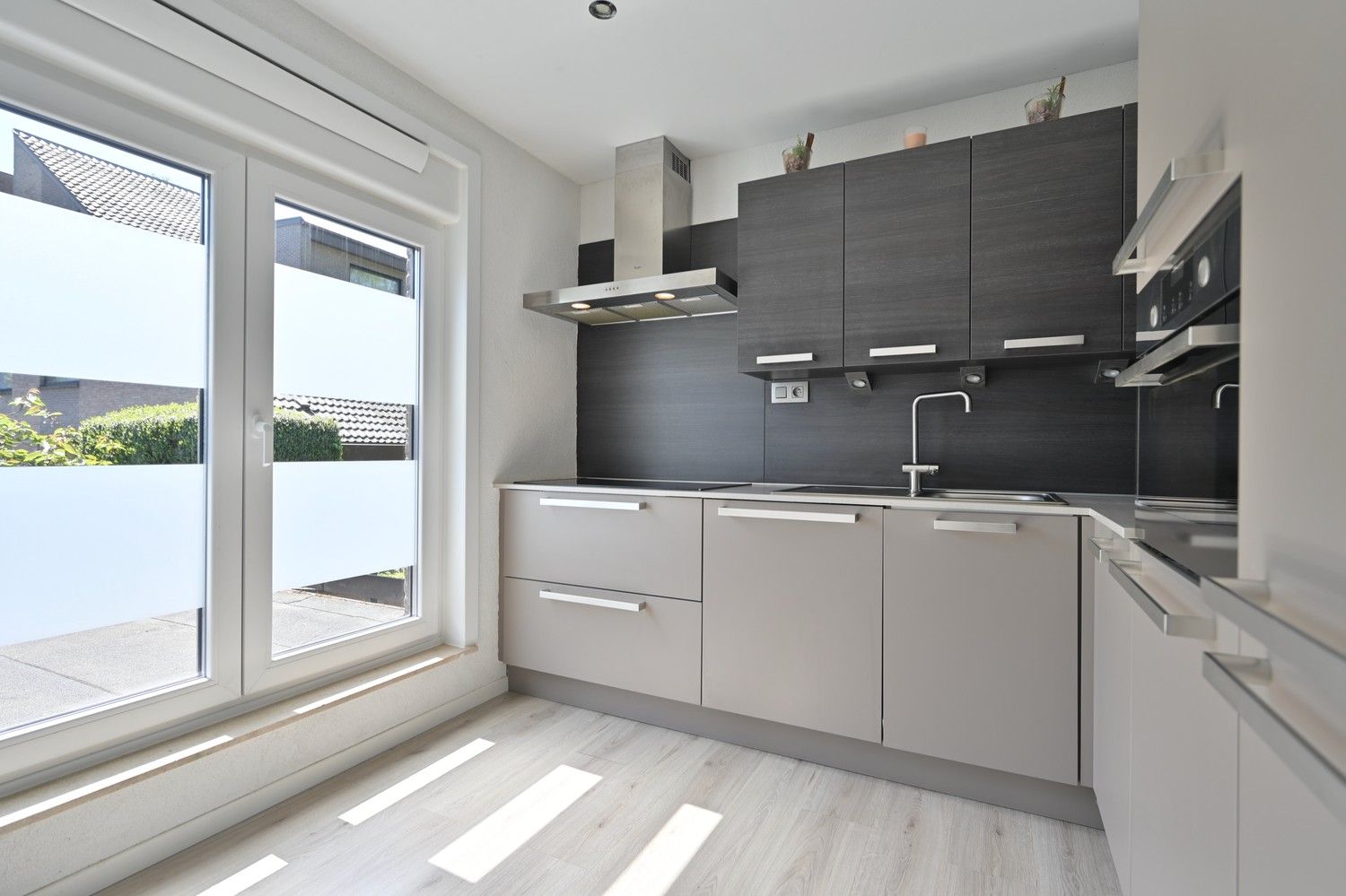 Halfvrijstaande bel-etagewoning met 3 slaapkamers, bosrijk gelegen in residentiële laan foto 14